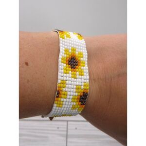 Beaded Bracelet White w/ Yellow Flowers
